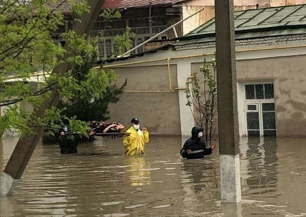 Samarqand ko‘chalarini suv bosdi (foto)