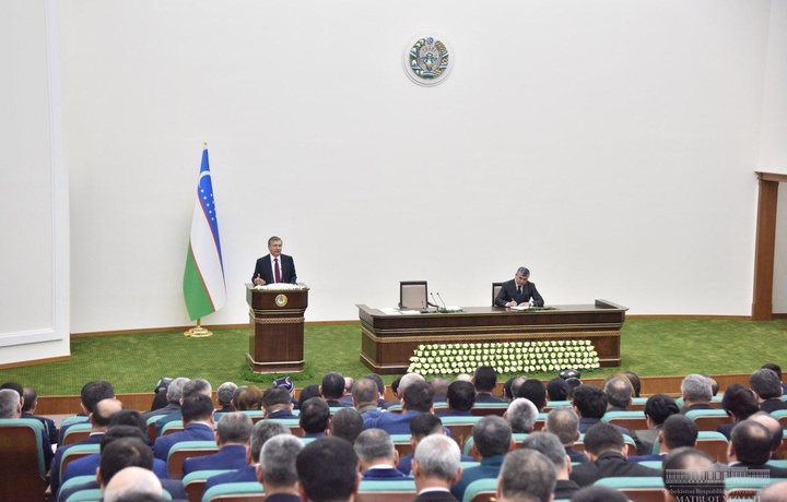 Shavkat Mirziyoyev Guliston shahrida yig‘ilish o‘tkazdi