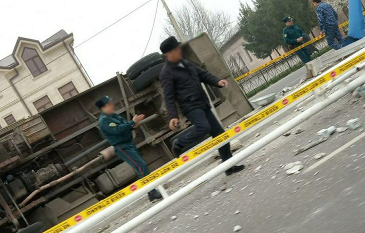 В Ташкенте перевернулся автобус с пассажирами (видео)