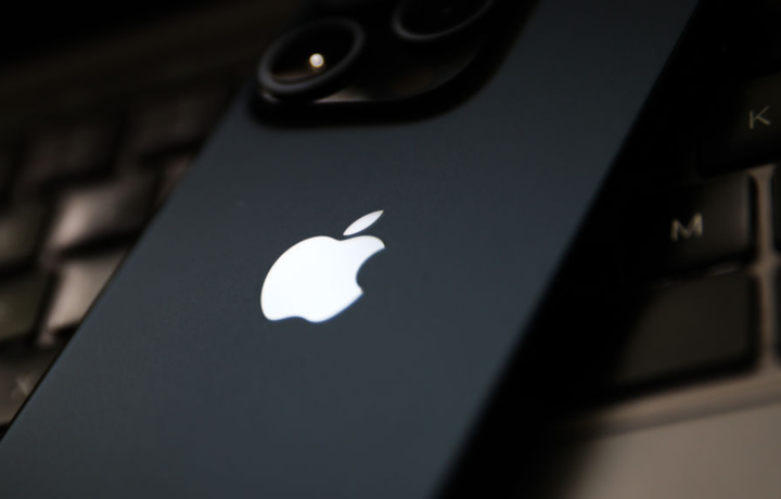 Трамп Apple компаниясига 25 фоизлик божлар билан таҳдид қилди