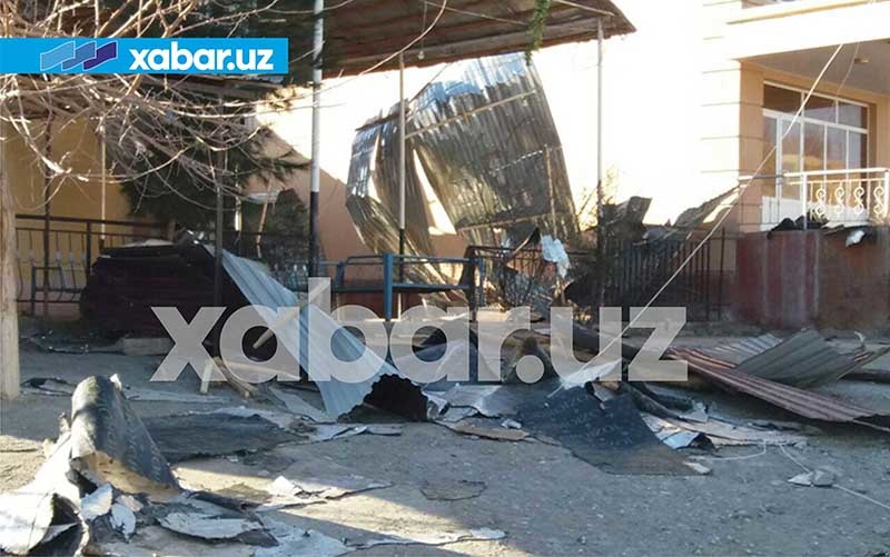 Кучли шамол Самарқандда уйларнинг томларини учириб кетди, Янгийўлни электрдан узиб қўйди (фото)