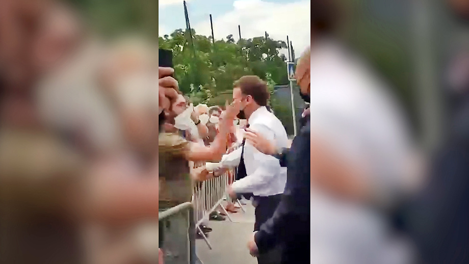 Fransiya prezidenti Makron shapaloq yedi (video)