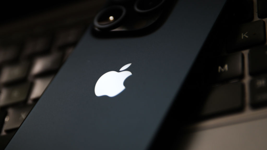 Трамп Apple компаниясига 25 фоизлик божлар билан таҳдид қилди