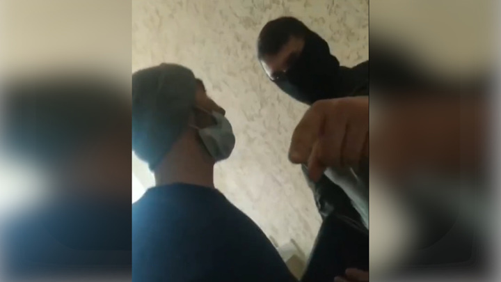 O‘zbekistonlikni kaltaklagan Rossiya Migratsiya xizmati xodimiga nisbatan jinoyat ishi qo‘zg‘atildi