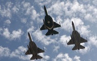 Pokiston harbiy havo kuchlariga tegishli JF-17 uchoqlari.