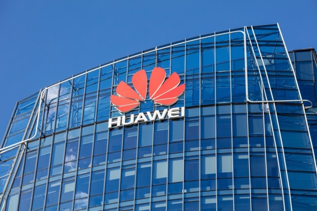 «Huawei» АҚШга қарши савдо урушида уддабуронликка қўл урди