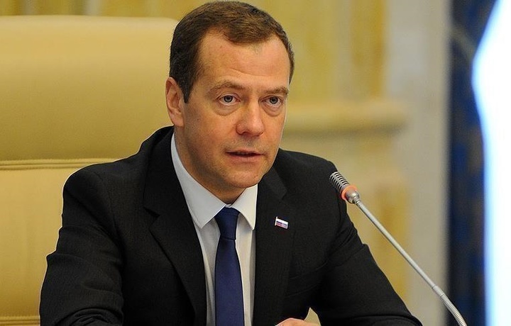 Медведев призвал не пускать обратно россиян, «ненавидящих свою страну»
