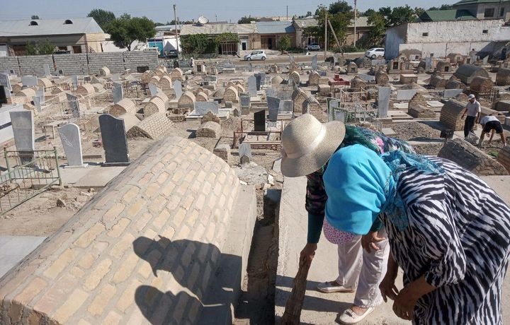 Buxoro hokimi qabristonda majburiy mehnat bo‘lganiga isbot talab qildi