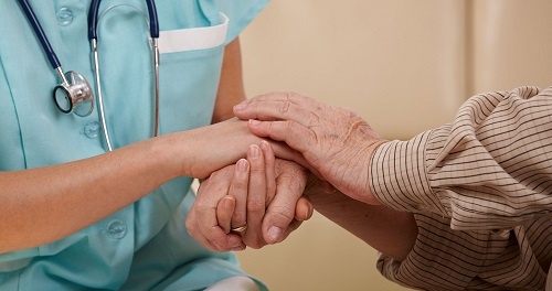 Для пациентов с болезнью Альцгеймера и Паркинсона предоставят услугу дневного ухода