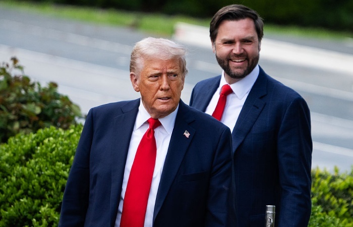 Трампга нимадир бўлса, президент курсисига ким ўтиради?