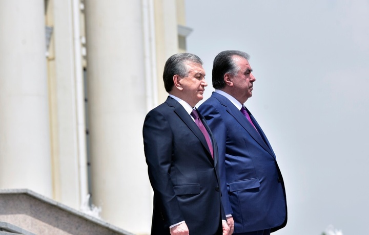 Эмомали Рахмон поздравил Мирзиёева с успешным проведением референдума