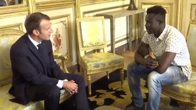 Президент Франции принял «Спайдермена» спасшего падающего ребенка (видео)