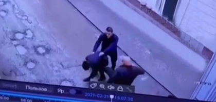 Предприниматель из Ферганы избил 14-летнего школьника за общение с его дочерью (видео)