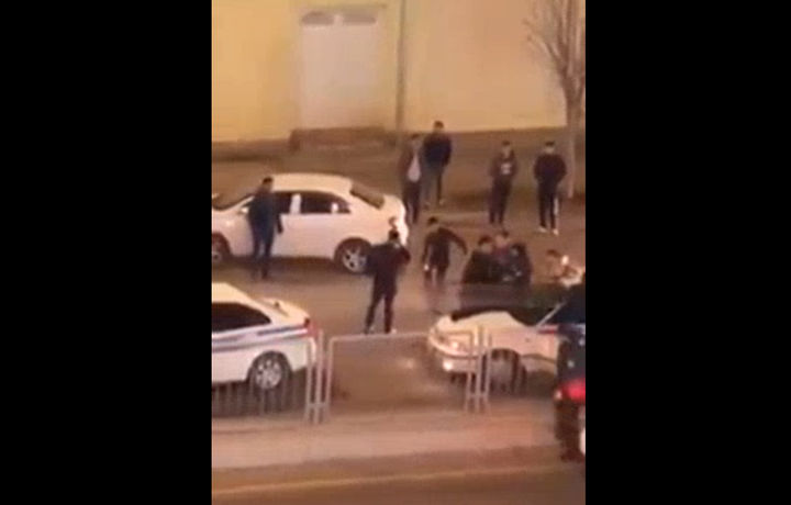 Самарқандда ЙПХ ходимини дўппослаган муштумзўр аниқланди (видео)