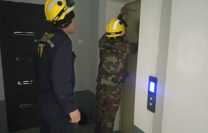 7 человек застряли в лифте в Намангане