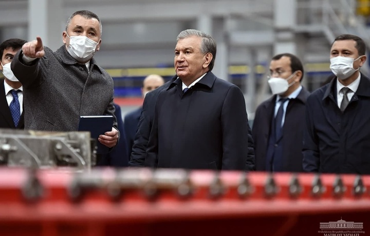 Shavkat Mirziyoyev zamonaviy qurilish materiallari klasteri faoliyati bilan tanishdi