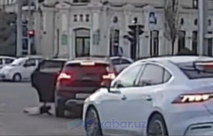 В Ташкенте годовалый ребенок выпал из автомобиля на проезжую часть