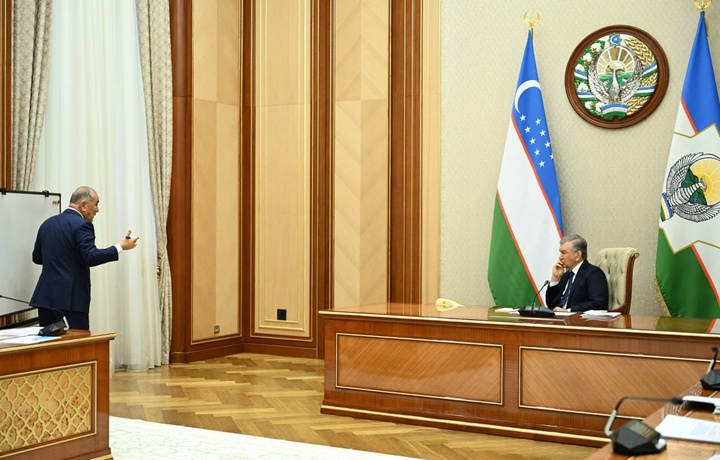 Президент ознакомился с презентацией по вопросам повышения эффективности работы акционерного общества “Узбекнефтегаз”