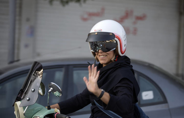 Эронда аёлларга мотоцикл бошқаришга рухсат берилди