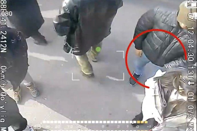 На автобусной остановке в Мирабаде мужчина украл телефон из кармана девушки