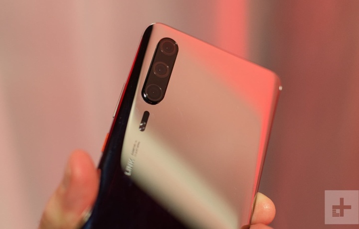 Huawei разместила стоковые фото в рекламе нового смартфона