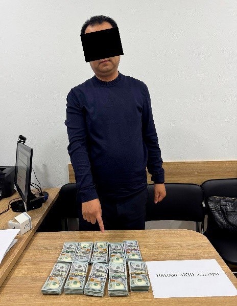 Oliy ta’lim vazirligi xodimi 100 ming dollar bilan ushlandi