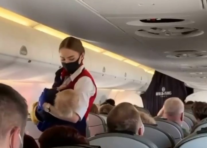 Styuardessaning harakati ijtimoiy tarmoqlarni larzaga keltirdi (video)