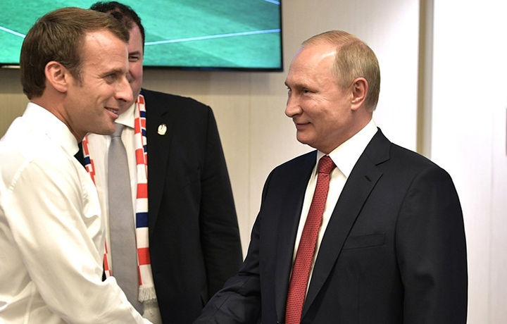Путин получил приглашение Макрона во Францию