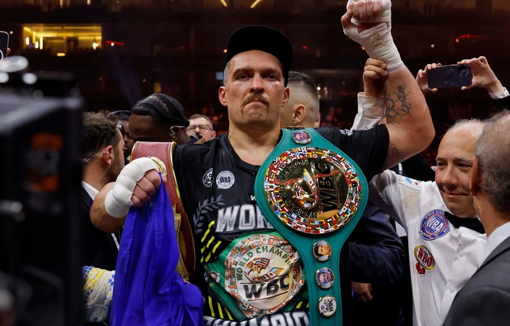 Александр Усик мутлақ жаҳон чемпиони унвонидан воз кечди