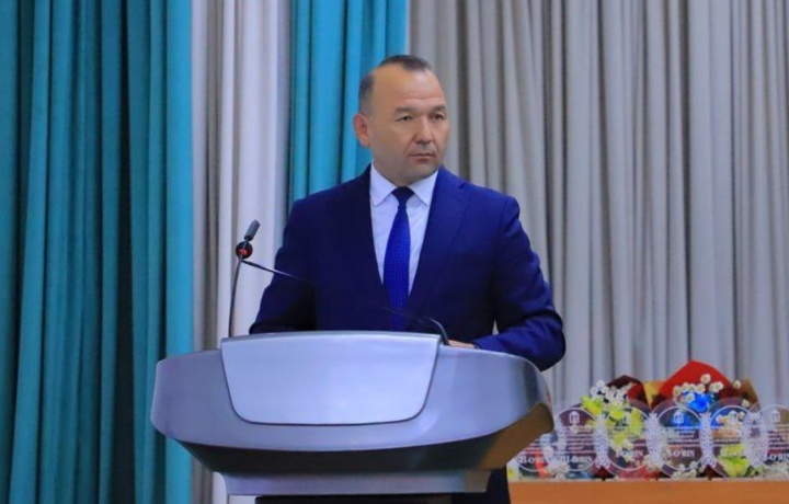 Иқтидорли ўқувчилар ўрнига ўғли ва жиянини хорижга юборган амалдор ишдан олинди