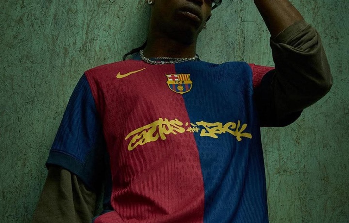 «Barselona» «El-klasiko»da «Cactus Jack» logotipi tushirilgan mahsus futbolkada harakatlanadi