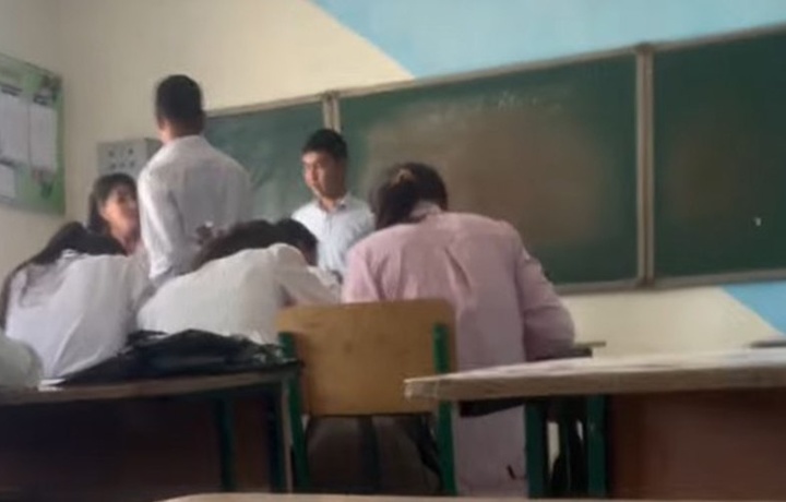 Qashqadaryoda imtihon javoblarini pullagan o‘qituvchi ishdan olindi
