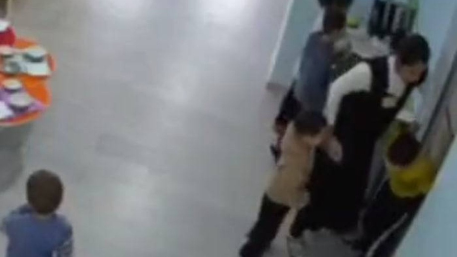 Chirchiqdagi bog‘cha tarbiyalanuvchilariga qo‘pol munosabatda bo‘lgan xodimlar ishdan haydaldi