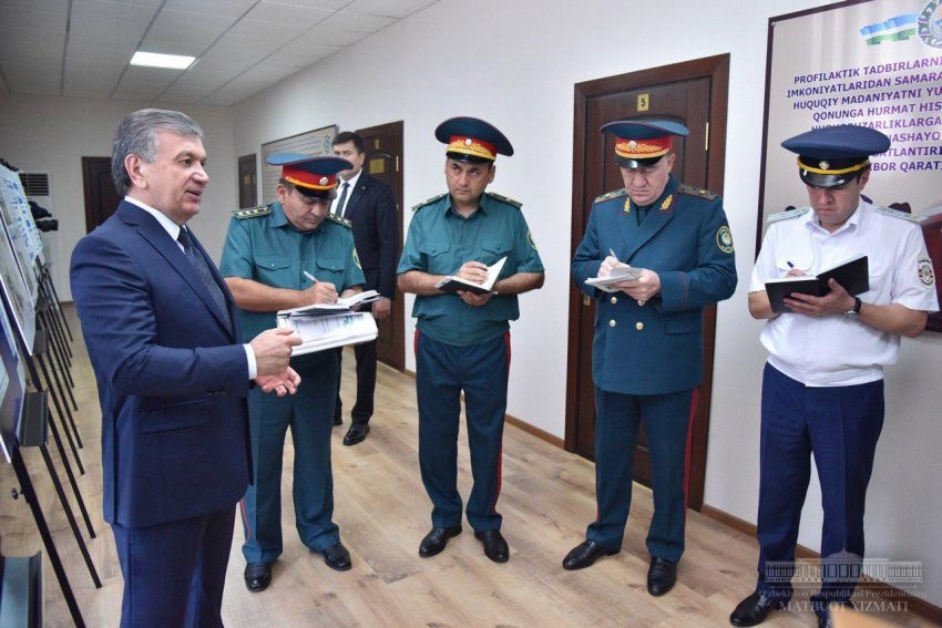 Шавкат Мирзиёев посетил отдел внутренних дел Алмазарского района