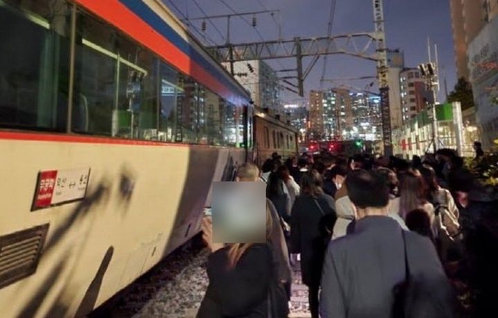 Поезд со 275 пассажирами сошел с рельсов в Сеуле