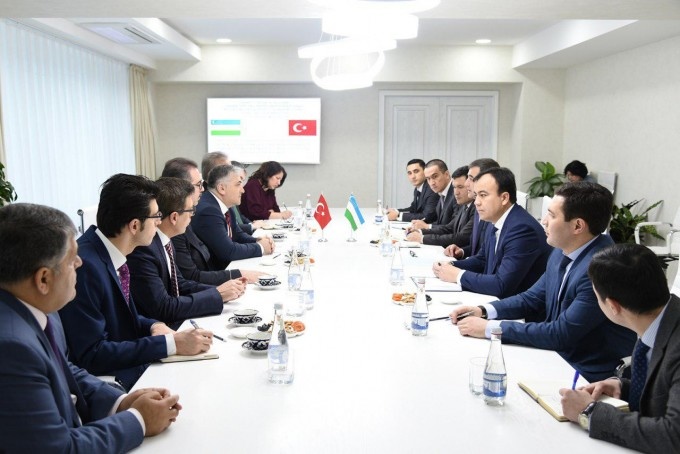 Energetika vaziri Alisher Sultonov turkiyalik hamkasbi bilan uchrashdi