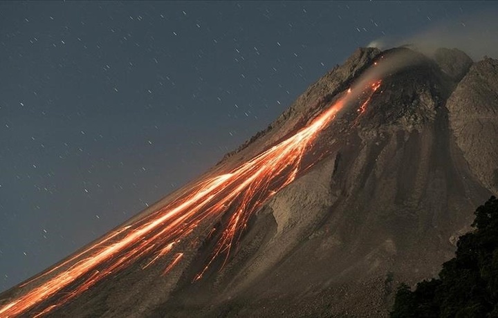 В Индонезии из-за извержения вулкана эвакуировали свыше 1,1 тыс. человек