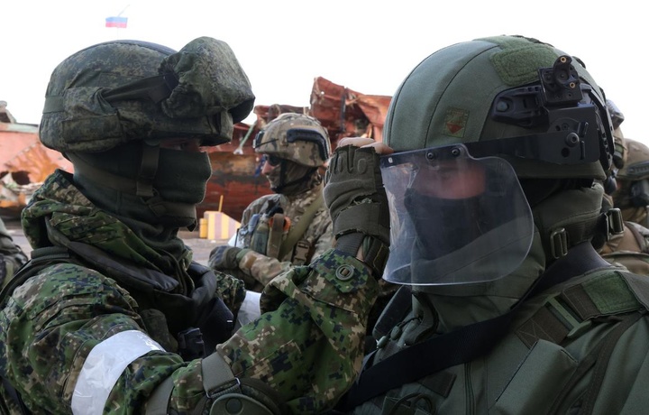Россиялик аскар Украинада укасининг ўлими учун командирнинг юзига ўқ узди