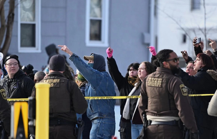 ICE xodimi amerikalik ayolni otib o‘ldirdi. Yirik shaharlarda norozilik namoyishlari boshlandi