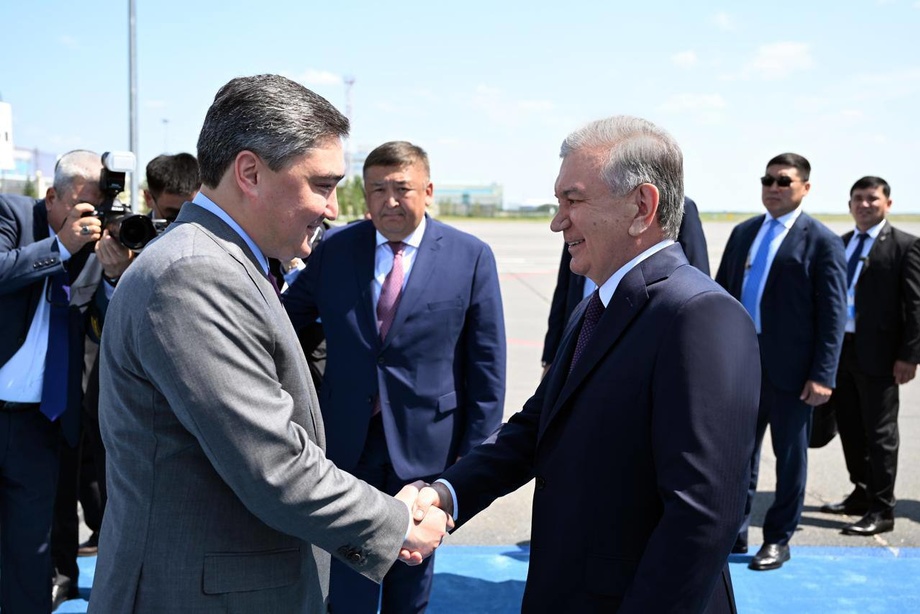 Shavkat Mirziyoyev Ostona aeroportida kutib olindi