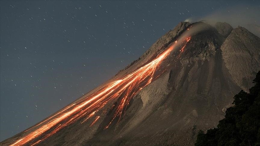 В Индонезии из-за извержения вулкана эвакуировали свыше 1,1 тыс. человек