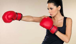 Кутилмаганда хотини ўнг томонига ўгирилиб, эрининг юзига мушт тушира кетди: – Мана-мана!