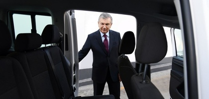 Shavkat Mirziyoyev yangi avtomobil modellarini ko‘zdan kechirdi (foto)