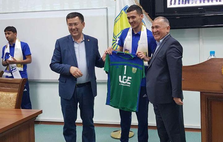 Эркинжон Турдимов «Сурхон» клуби аъзолари билан учрашди