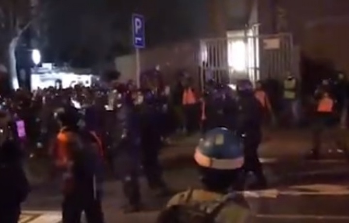 Полицейские избили людей после футбольного матча в Барселоне (видео)
