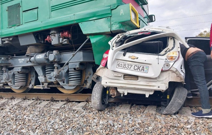 В Сурхандарье поезд протаранил автомобиль Spark, есть погибший