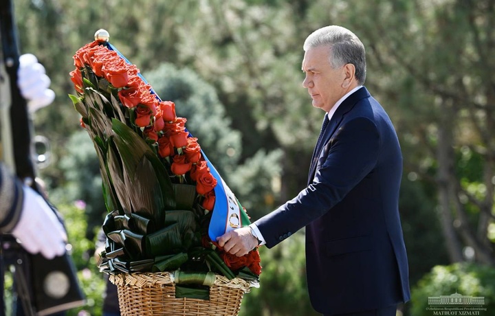 Shavkat Mirziyoyev Islom Karimov haykali poyiga gulchambar qo‘ydi