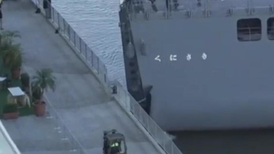 Японский военный корабль врезался в пирс в Австралии (видео)