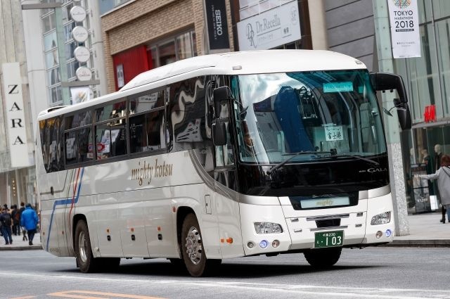 Японияда мактаб автобуси ағдарилиб кетди