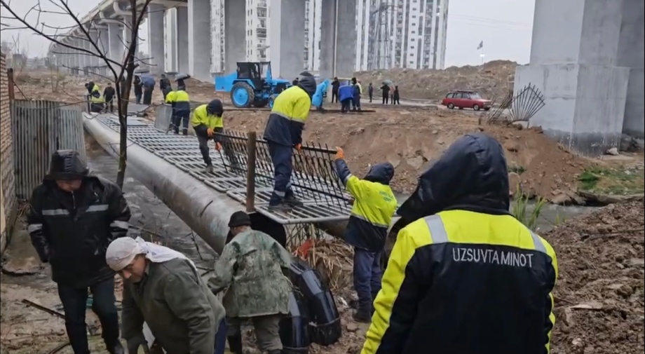 В Ташкенте начали строить временный мост через канал Салар, которого школьники переходили по трубе
